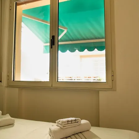 Cute & Small 1-br With Beautiful Terrace Apartamento Florença