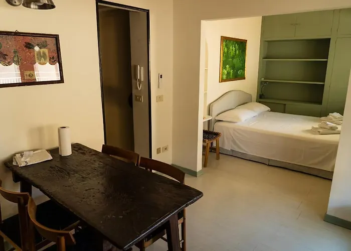 Cute & Small 1-br With Beautiful Terrace 피렌체